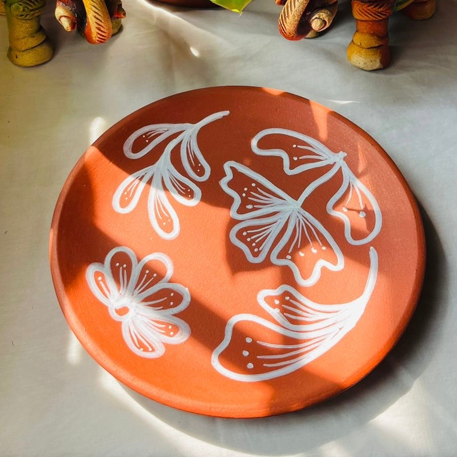 close up image of a DIY art done using acrylic marker on our plain terracotta wall plate