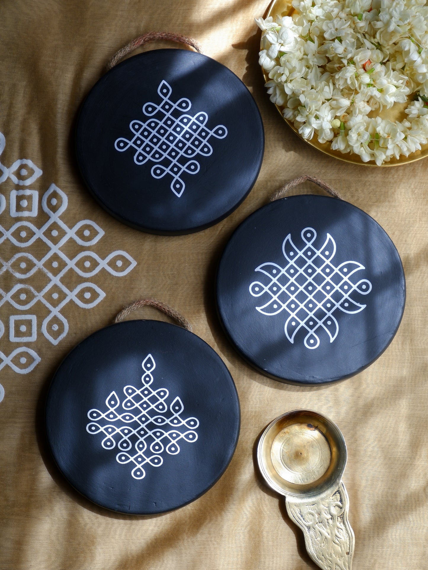 6 inch black Traditional South Indian Sikku Kolam Terracotta Wall Plates for Indian Homes