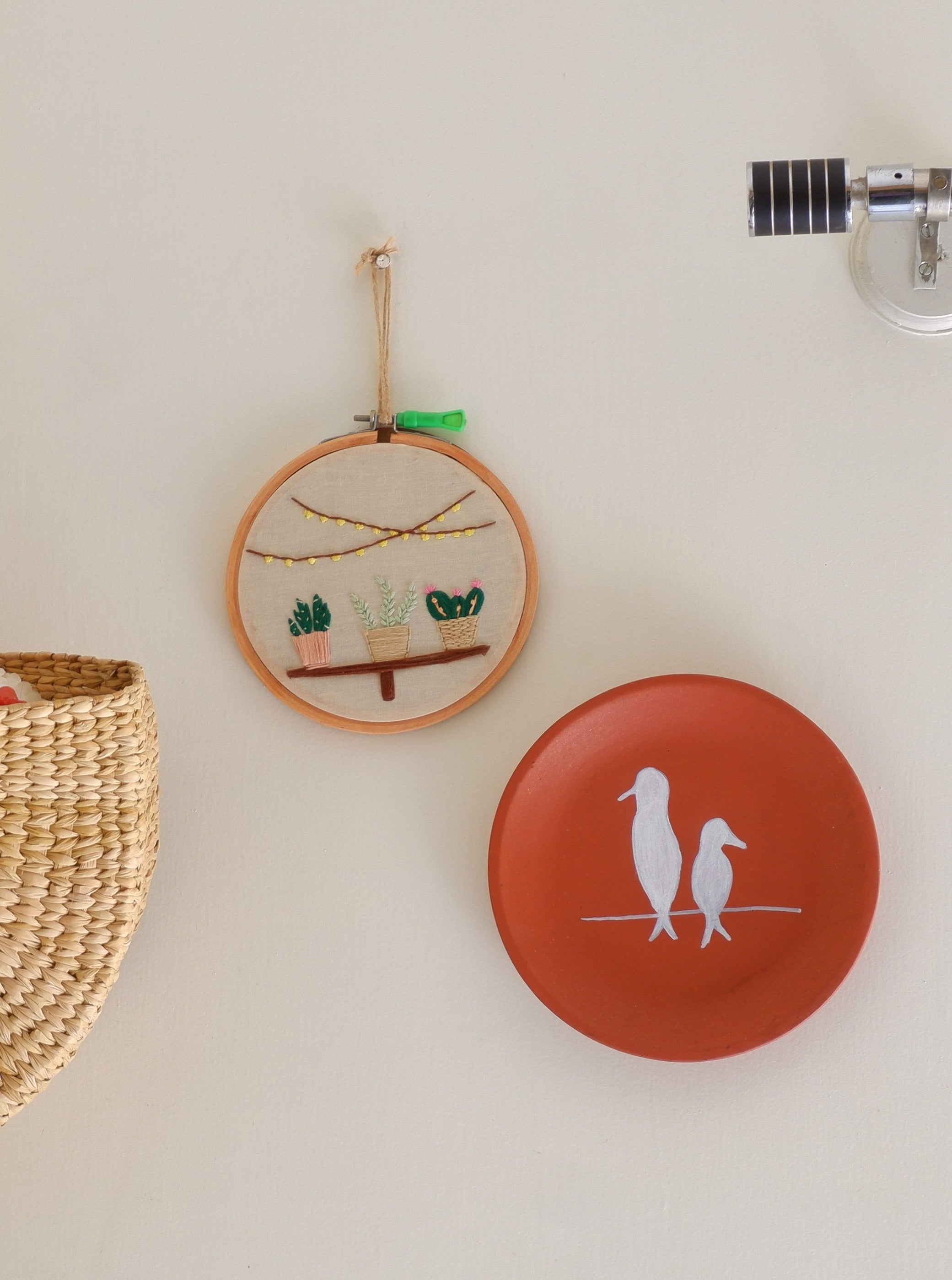 Smooth terracotta plate surface, ideal base for acrylic, enamel or fabric paints.