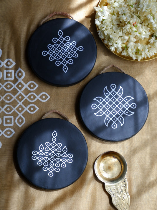 6 inch black Traditional South Indian Sikku Kolam Terracotta Wall Plates for Indian Homes